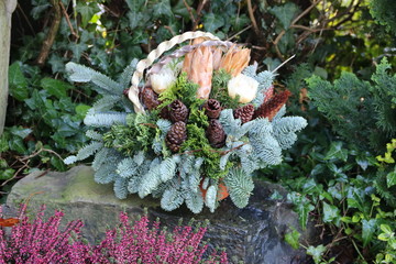 Grabschmuck im Herbst auf dem Friedhof