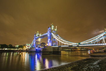 Fototapeta na wymiar London Bridge / Tower Bridge bei Nacht