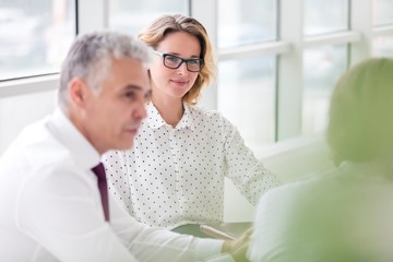 Obraz premium Business woman listening on meeting