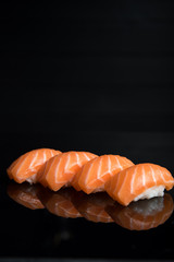 Comida japonesa de arroz y salmón fresco. Sushi saludable 