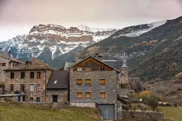 Fototapeta na wymiar town of torla in autumn, located in pyrenees spain