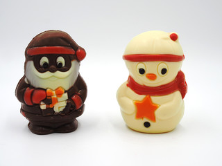 Muñecos de chocolate representando a un muñeco de nieve y un Papá Noel.
