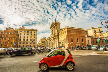 Fototapeta na wymiar Autos und smart auf einer Strasse in Rom