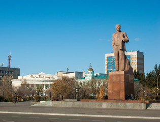 Fototapeta na wymiar Chita, Russia-October 12, 2019. View of the city square with a monument to Lenin. The statue of Lenin in full growth. Such as Lenin