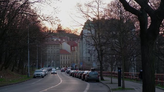 Tr&aacute;fico en la colina. Praga, Rep&uacute;blica Checa, Europa.