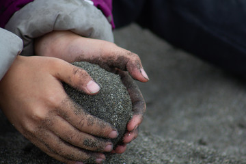 砂だらけの手