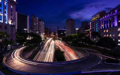 Noite na cidade de São Paulo, Brasil, com vista para eixo norte-sul com trânsito