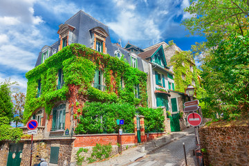 Facade of Parisian building - obrazy, fototapety, plakaty