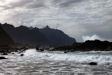 Fototapeta na wymiar big waves crashing against the rocks