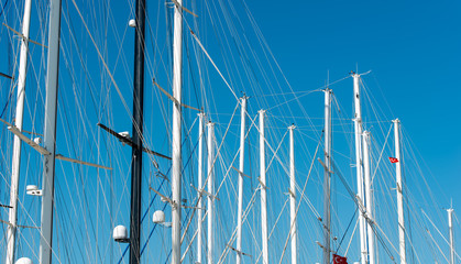 Schiffsmasten im Hafen von Bodrum, Türkei vor wolkenlosem Himmel