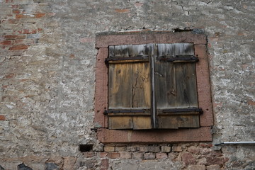 Geschlossene, hölzerne Fensterläden eines alten Gebäudes