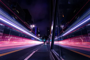 Foto op Plexiglas Weerspiegeling van verkeersbewegingen op een grote laan - Avenida Paulista, São Paulo, Brazilië © Vernaglia