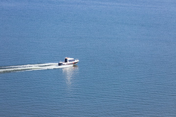 Obraz premium The boat floats at high speed.