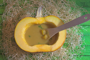 Kürbissuppe im Kürbis