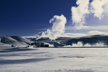 Fototapeta na wymiar Paisaje industrial en Islandia