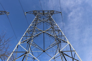 Pylone électrique haute tension dans la commune de Villeurbanne au bord du canal de Jonage -...