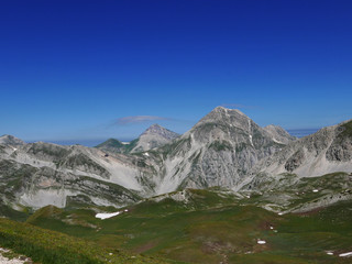 le cime spettacolari del gran sasso in abbruzzo, in una limpida giornata
