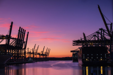 Fototapeta na wymiar Sonnenuntergang im Hamburger Hafen