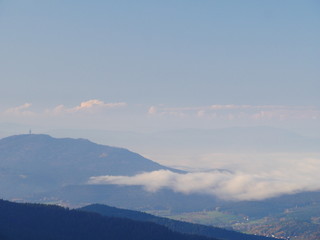 Cham, Deutschland: Blick auf den Hohenbogen und vom Nebel verborgene Furth im Wald vom großen Arber