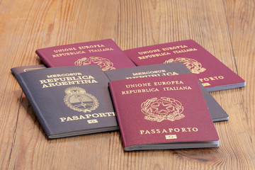 Doble ciudadanía argentina e italiana. Pasaporte argentino del MerCoSur en azul e italiano de la...