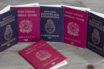 Doble ciudadanía argentina e italiana. Pasaporte argentino del MerCoSur en azul e italiano de la Unión Europea en rojo. Pasaportes, documentos de viaje.