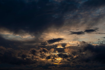 Тёмные облака на закате, много красок, тревожная атмосфера. 