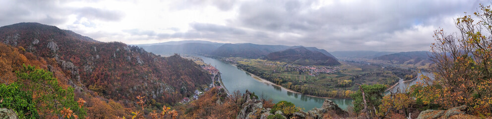 Obraz na płótnie Canvas Panorama of Duernstein village with castle and Danube river during autumn in Austria