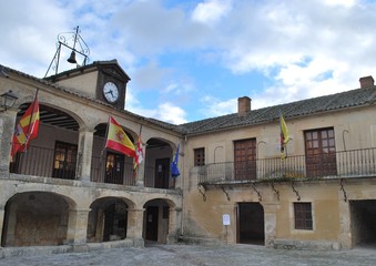 Fototapeta na wymiar Ayuntamiento de Pedraza (Segovia, España)
