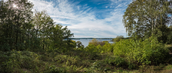 Panoramablick über den Grunewald, Havel und Wannsee von einem Aussichtspunkt im Wald zwischen...