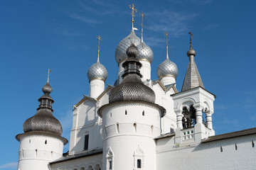 Fototapeta na wymiar Rostow Zwiebeltürme von Kreml und Zittatelle, Jaroslawl Region, Russland