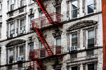 typowy budynek w Nowym Jorku z czerwonym wyjściem przeciwpożarowym w dzielnicy Soho - 302317432