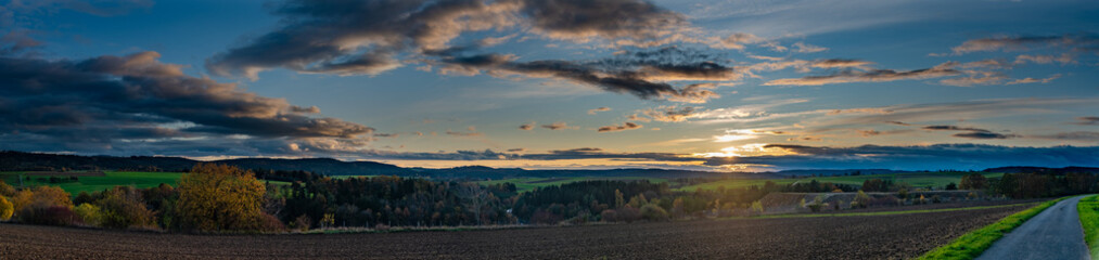 Panorama Landschaft in der Abenddämmerung