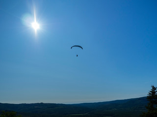 Actividad de aventura, parapente en el cielo azul de Motovun, en la península de Istria, Croacia, verano de 2019