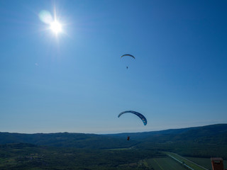 Actividad de aventura, parapente en el cielo azul de Motovun, en la península de Istria, Croacia,...