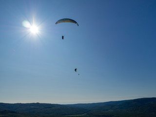 Actividad de aventura, parapente en el cielo azul de Motovun, en la península de Istria, Croacia, verano de 2019