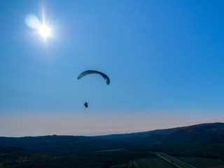 Actividad de aventura, parapente en el cielo azul de Motovun, en la península de Istria, Croacia, verano de 2019