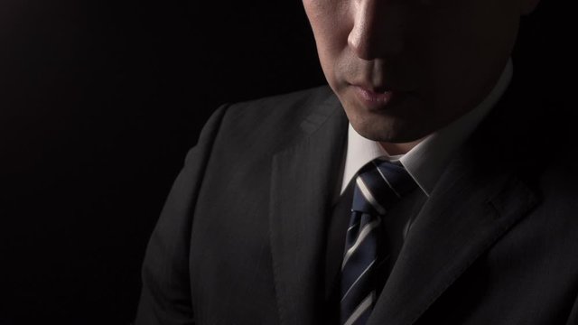 神妙に返事をする男性