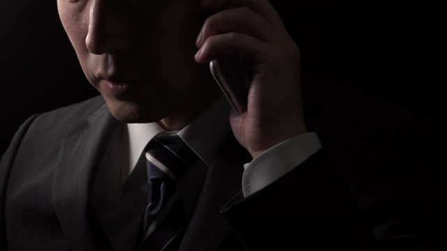 電話で話をする男性