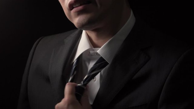 ネクタイを緩める男性