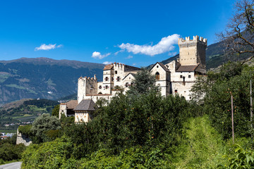 Naklejka premium Schloss und Bergwelt um Meran, Italien