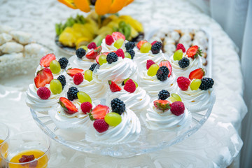 Фрукты и пироженные