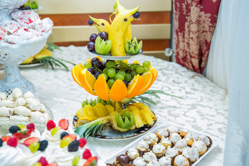 Фрукты и пироженные