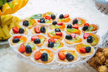 Фрукты и пироженные