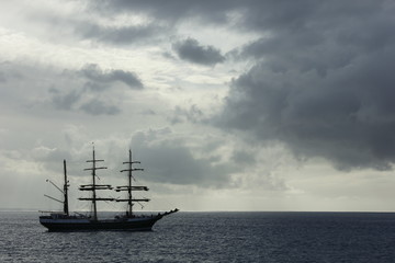 Fototapeta na wymiar Barco velero visto cerca del puerto de Arrecife, en Lanzarote