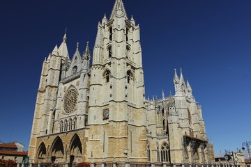 Fototapeta na wymiar Panorámica del frente principal de la Catedral de León (España)