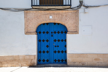 Casa con puerta de madera azul. © Lola Fdez. Nogales