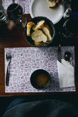Obraz na płótnie Canvas Mesa con cubiertos listo para la comida