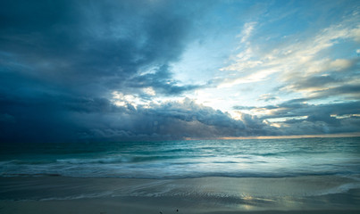 Obraz premium Storm coming at sunrise Isla Blanca Cancún Mexico