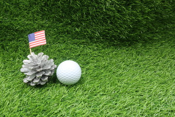 Naklejka premium Golf ball with flag of America on green grass