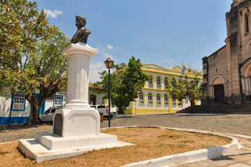 Fototapeta na wymiar justice forum building and bust in world historical heritage city of goias